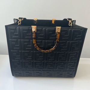 LIKE NEW Fendi Sunshine Medium Black Leather Shopper